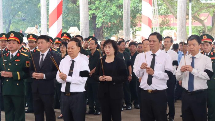 Lãnh đạo tỉnh Gia Lai dâng hương các liệt sĩ. Ảnh: HỮU PHÚC