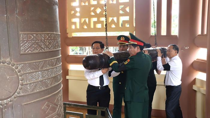 Phó Thủ tướng Hồ Quốc Dũng cùng các đại biểu thực hiện nghi thức thỉnh chuông tại lễ truy điệu, an táng. Ảnh: HỮU PHÚC