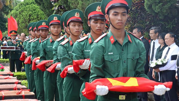 Thực hiện nghi thức trước khi an táng. Ảnh: HỮU PHÚC