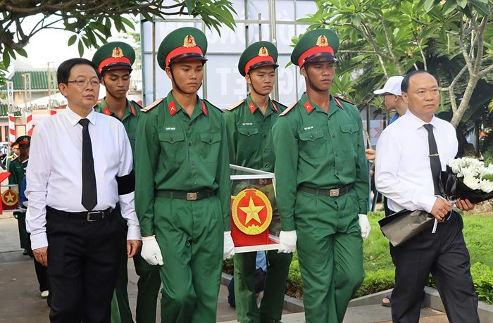 Phó Thủ tướng Hồ Quốc Dũng tiễn đưa hài cốt liệt sĩ ra vị trí an táng. Ảnh: HỮU PHÚC