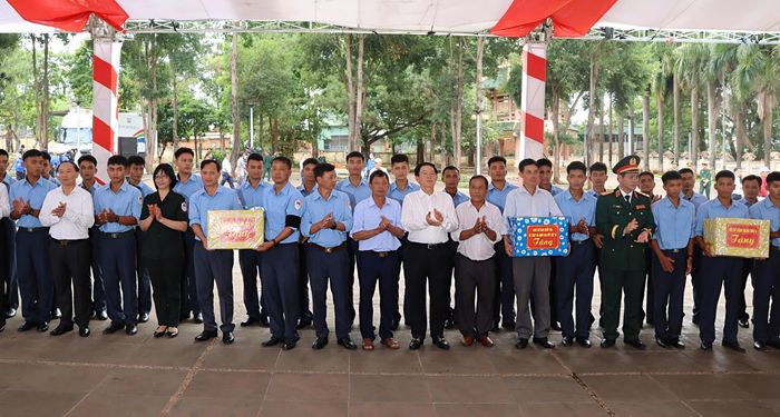 Phó Thủ tướng cùng các đại biểu tặng quà cho các đơn vị. Ảnh: HỮU PHÚC