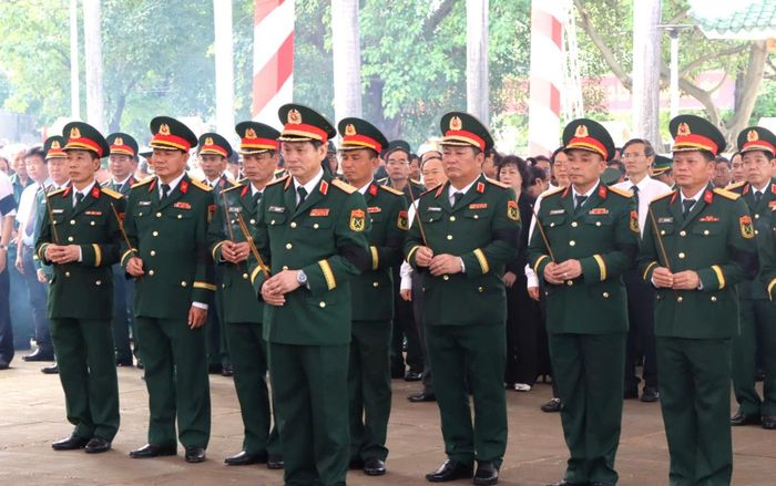 Lực lượng quân đội dâng hương các liệt sĩ. Ảnh: HỮU PHÚC