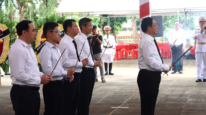 Phó Thủ tướng Hồ Quốc Dũng cùng các đại biểu dâng hương các liệt sĩ. Ảnh: HỮU PHÚC
