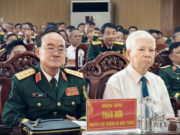 Nguyên Chủ tịch nước Nguyễn Minh Triết cùng Thượng tướng Trần Đơn, nguyên Thứ trưởng Bộ Quốc phòng, tại lễ kỷ niệm 60 năm Ngày truyền thống Sư đoàn 7