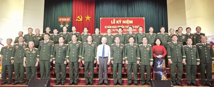 Các đại biểu chụp ảnh lưu niệm cùng nguyên Chủ tịch nước Nguyễn Minh Triết