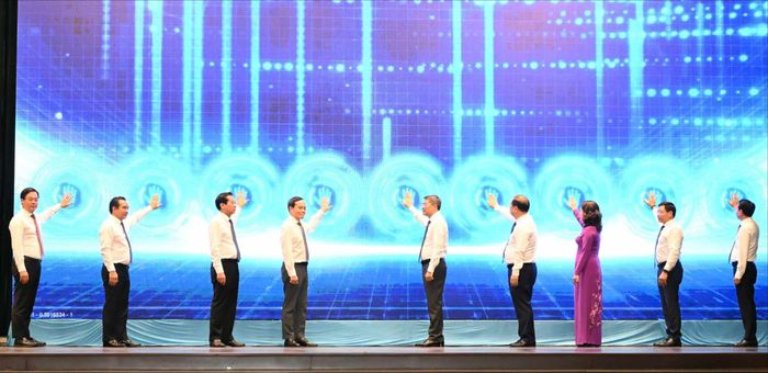  Thủ tướng Lê Minh Hưng cùng các đại biểu thực hiện nghi thức phát động phong trào thi đua "Quyết tâm thực hiện thắng lợi mục tiêu tăng trưởng bền vững 2 con số". Ảnh: VIỆT DŨNG 