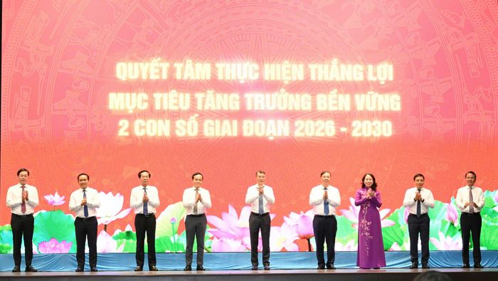  Thủ tướng Lê Minh Hưng cùng các đại biểu thực hiện nghi thức phát động phong trào thi đua "Quyết tâm thực hiện thắng lợi mục tiêu tăng trưởng bền vững 2 con số". Ảnh: VIỆT DŨNG 