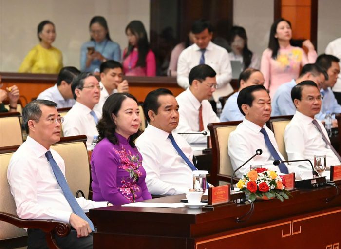  Thủ tướng Lê Minh Hưng cùng các đại biểu dự Lễ phát động thi đua "Quyết tâm thực hiện thắng lợi mục tiêu tăng trưởng bền vững 2 con số". Ảnh: VIỆT DŨNG 