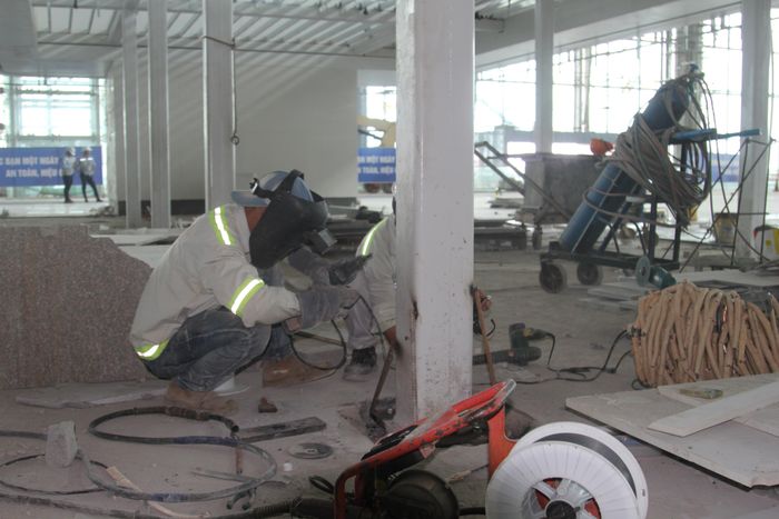  Các nhân sự tập trung thi công hoàn thiện các hạng mục trong nhà ga hành khách 