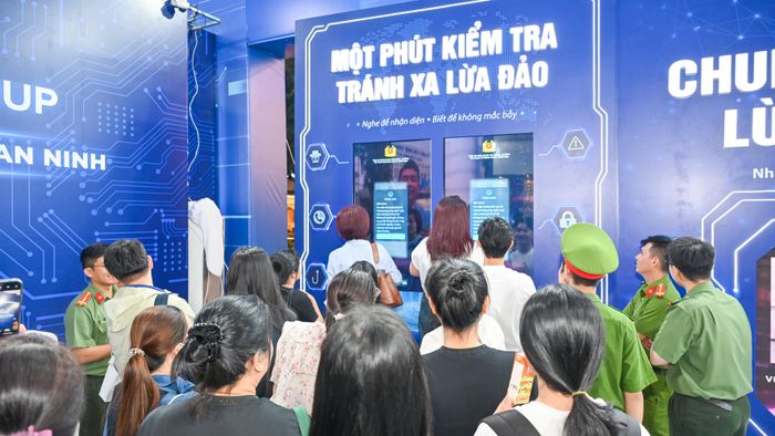  Đông đảo người dân, đặc biệt là các bạn trẻ hào hứng tham gia các hoạt động trải nghiệm tương tác về kiến thức pháp luật, kỹ năng phòng chống tội phạm 