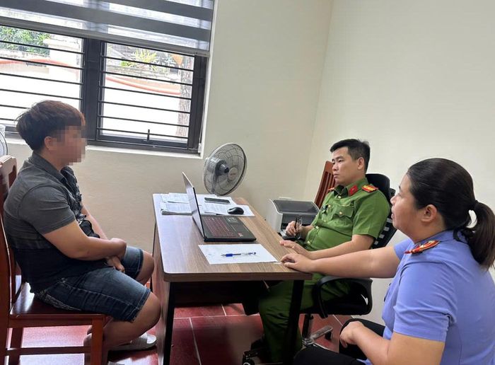  Công an phường Hạc Thành điều tra làm rõ hành vi vi phạm của Lê Duy L. Ảnh: Công an Thanh Hóa 