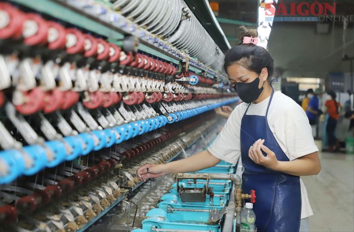  Công nhân kéo sợi tơ tại nhà xưởng. Ảnh: ĐOÀN KIÊN 