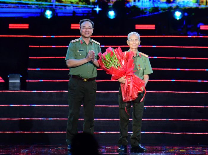Thượng tướng Phạm Thế Tùng, Ủy viên Trung ương Đảng, Thứ trưởng Bộ Công an tặng hoa Anh hùng Lực lượng vũ trang nhân dân Võ Văn Em, nguyên cán bộ Trinh sát vũ trang Ban An ninh khu Sài Gòn - Gia Định (ANT4). Ảnh: DŨNG PHƯƠNG