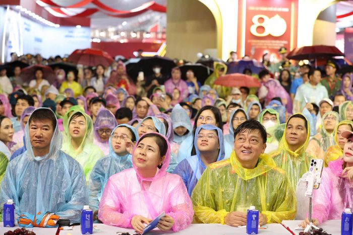 Đông đảo khán giả theo dõi trực tiếp chương trình dù thời tiết không thuận lợi. Ảnh: DŨNG PHƯƠNG