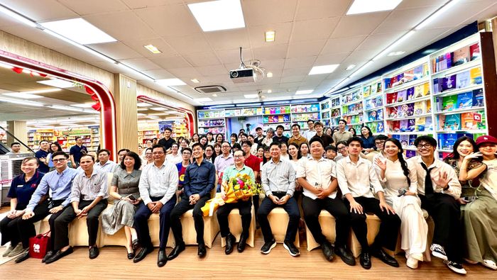  Nhà văn Nguyễn Nhật Ánh chụp hình lưu niệm cùng bạn đọc. Ảnh: HỒ SƠN 