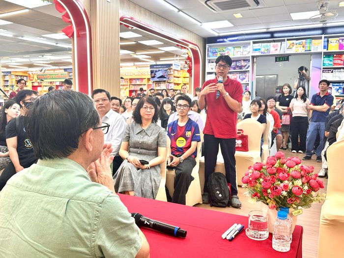  Một bạn đọc đặt câu hỏi cho nhà văn Nguyễn Nhật Ánh tại chương trình. Ảnh: HỒ SƠN 