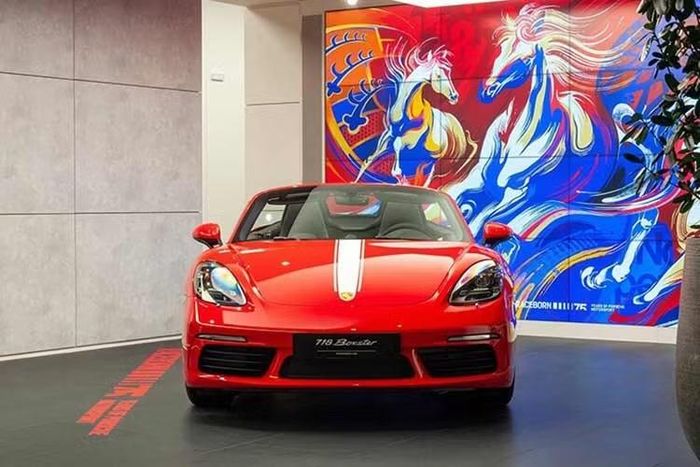 Tại thị trường Việt Nam, giá xe Porsche 718 Boxster Style Edition có mức khởi điểm khoảng 4,58 tỷ đồng, và khi cộng thêm chi phí lăn bánh, giá trị thực tế có thể vượt mốc 5 tỷ đồng. Trước mẫu xe này, Thanh Hằng đã từng sở hữu Porsche Macan, Mercedes-Benz GLK và C 300 AMG, cùng một số mẫu xe khác như MINI One hay VinFast VF9 Plus.