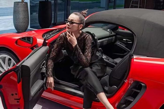 Về trang bị, Porsche 718 Boxster Style Edition được bổ sung nhiều tính năng tiêu chuẩn như đèn pha Bi-Xenon tích hợp hệ thống chiếu sáng thích ứng của Porsche và dải đèn LED định vị ban ngày 4 điểm, camera lùi, cảm biến hỗ trợ đỗ xe trước/sau, gương chống chói tự động và điều hòa tự động hai vùng độc lập.