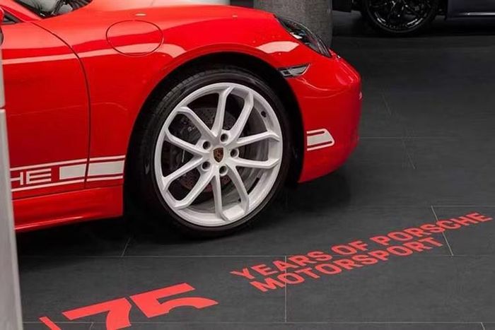 Ngoại thất của chiếc xe thể thao Porsche 718 Boxster Style Edition mui trần còn đi kèm các chi tiết trang trí sọc trắng trên nắp capo, thân xe và bộ mâm đồng bộ, tạo cảm giác thể thao nhưng vẫn mang tính cá nhân hóa rõ rệt.