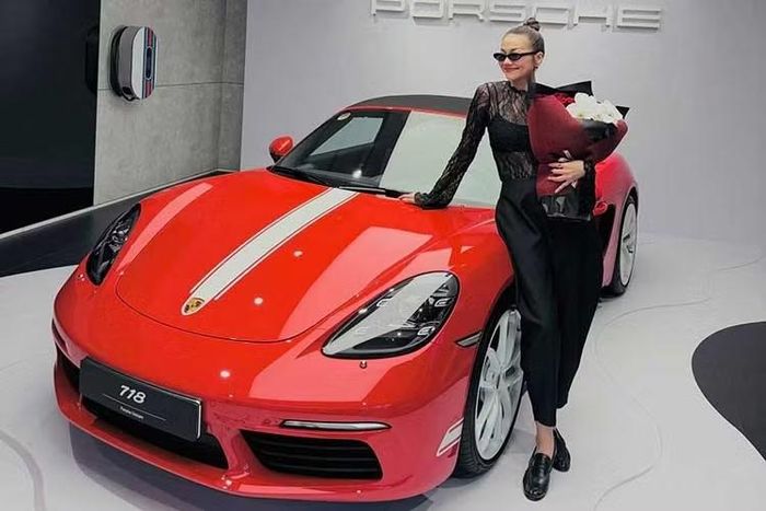Mới đây, cô nàng siêu mẫu Thanh Hằng vừa chia sẻ hình ảnh nhận bàn giao chiếc Porsche 718 Boxster mới nhân dịp sinh nhật, tiếp tục thói quen “tự thưởng” quen thuộc mỗi năm. Đây đã là mẫu Porsche thứ ba được cô bổ sung vào bộ sưu tập xe cá nhân, sau các lần lựa chọn trước đó vào các cột mốc sinh nhật những năm gần đây.