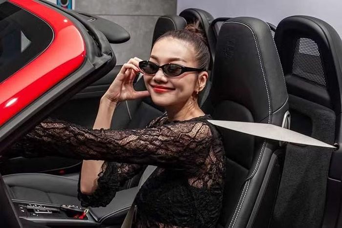 Porsche 718 Boxster Style Edition của Thanh Hằng vẫn sử dụng động cơ tăng áp 4 xi-lanh dung tích 2,0 lít, sản sinh công suất tối đa 300 mã lực và mô-men xoắn cực đại 380 Nm. Theo công bố của hãng, phiên bản sử dụng hộp số sàn 6 cấp có khả năng tăng tốc từ 0 lên 96 km/h trong 4,9 giây