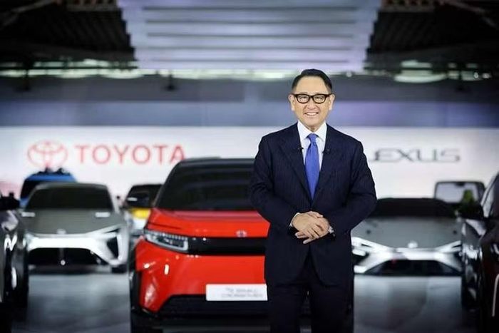 Ông Toyoda cũng cho biết bên trong nội bộ Toyota vẫn đang diễn ra những cuộc tranh luận liên quan đến tốc độ chuyển đổi sang xe điện.