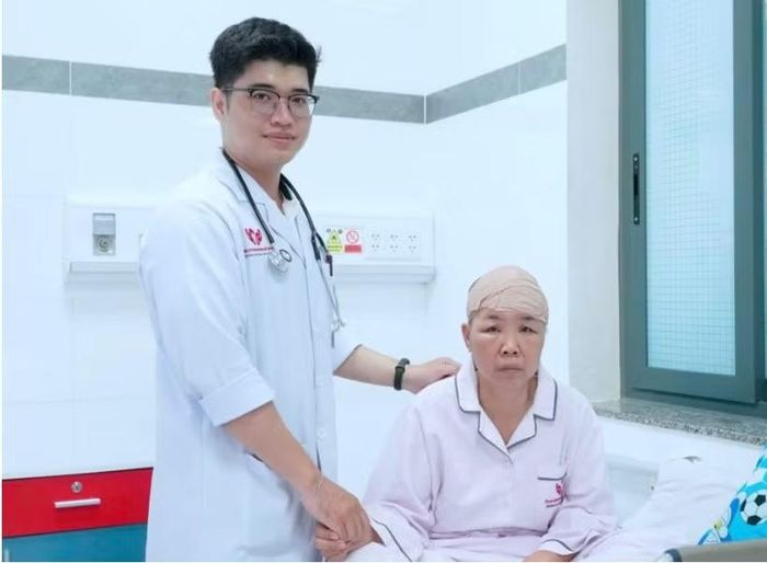 Bác sĩ thăm hỏi bệnh nhân sau phẫu thuật - Ảnh BVCC