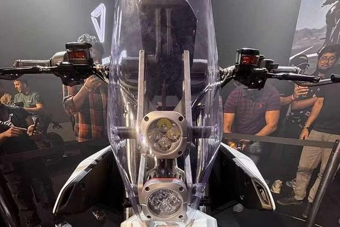 Theo công bố từ nhà sản xuất, xe môtô điện Ultraviolette Shockwave 2026 có thể di chuyển tối đa 165 km sau mỗi lần sạc theo chu trình thử nghiệm IDC của Ấn Độ.