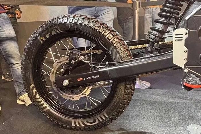 Bộ vành nan hoa kích thước 19 inch phía trước và 17 inch phía sau đi kèm lốp gai chuyên dụng giúp tăng khả năng bám đường khi vận hành trên địa hình phức tạp. Hệ thống phanh sử dụng đĩa đơn ở cả hai bánh, kết hợp ABS hai kênh có thể tắt, phù hợp với nhu cầu sử dụng off-road.