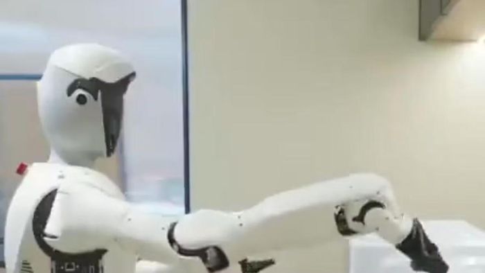 Nhờ được trang bị mô hình trí tuệ nhân tạo tiên tiến, robot có thể nhận biết môi trường xung quanh, hiểu ngôn ngữ giao tiếp tự nhiên, tự đưa ra quyết định và thậm chí thích nghi khi đồ đạc trong nhà bị thay đổi vị trí hoặc xuất hiện các tình huống ngoài dự kiến.
