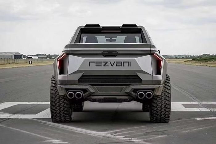 Nội thất giữ nguyên phong cách Ford, riêng vô lăng và lưng ghế có logo Rezvani, có 10 tùy chọn kiểu thiết kế khác nhau. Fortress bán kèm gói trang bị bọc thép trị giá 85.000 USD quy đổi 2,2 tỷ đồng, bao gồm: thân xe bọc thép, kính chống đạn, lớp bảo vệ gầm chống lựu đạn, gia cố bình xăng.