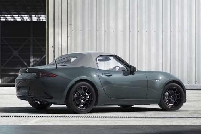 Theo Mazda, màu sắc này tạo nên “sự hiện diện mạnh mẽ đồng thời hài hòa một cách liền mạch với cả cảnh quan thiên nhiên lẫn môi trường đô thị”. Mazda cho biết màu sơn này lấy cảm hứng từ sắc xanh của lớp sơn lót kẽm cromat được sử dụng trong nhiều ngành công nghiệp khác nhau. Bên trong lớp sơn còn được bổ sung các hạt kim loại ánh xanh lam giúp tổng thể trở nên nổi bật hơn.