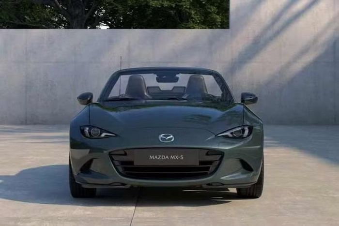 Bên cạnh màu sơn mới, Mazda MX-5 còn được bổ sung phiên bản đặc biệt mới mang tên Yakudo. Chỉ được cung cấp cho phiên bản mui nỉ, Mazda MX-5 Yakudo nổi bật với các chi tiết ngoại thất màu bạc, bao gồm cả cùm phanh, và khoang nội thất 2 chỗ ngồi được bọc Alcantara.