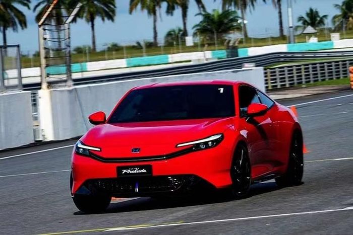 Tại thị trường Malaysia, Honda Prelude 2026 có giá bán 278.000 Ringgit (khoảng 1,79 tỷ đồng). Mức giá này thấp hơn dự đoán của nhiều người bởi tại Nhật Bản, Prelude được định vị cao hơn Civic Type R. Dự đoán, mẫu xe này cũng sẽ sớm được đưa về thị trường Việt nam trong thời gian tới.