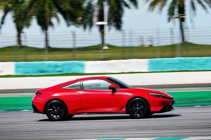 Sức mạnh của Honda Prelude đến từ hệ truyền động hybrid i-MMD tương tự Civic e và CR-V e. Hệ thống này kết hợp động cơ xăng hút khí tự nhiên 2.0L Atkinson cùng mô-tơ điện dẫn động bánh trước. Động cơ xăng cho công suất 141 mã lực và mô-men xoắn 182 Nm, trong khi mô-tơ điện tạo ra công suất 184 mã lực cùng mô-men xoắn 315 Nm.