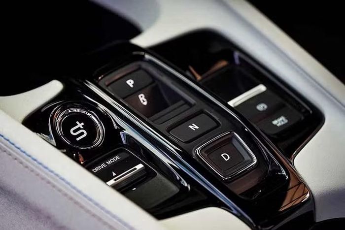 Prelude là mẫu xe đầu tiên của Honda tại Malaysia được trang bị công nghệ S+ Shift. Hệ thống này mô phỏng cảm giác sang số của hộp số tự động 8 cấp dù xe thực tế sử dụng hộp số e-CVT. Khi kết hợp cùng công nghệ Active Sound Control, Prelude mang lại trải nghiệm âm thanh và phản hồi vận hành gần với các mẫu xe thể thao sử dụng hộp số truyền thống.