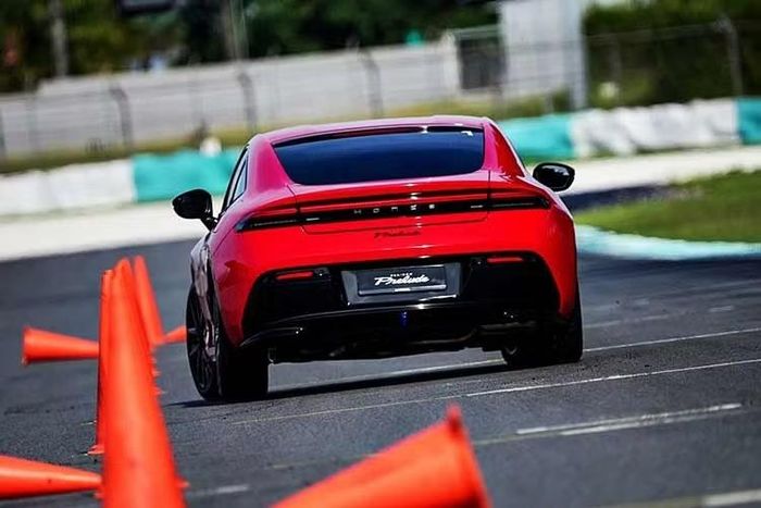 Honda Prelude 2026 được trang bị 7 túi khí, camera lùi, cảm biến đỗ xe trước và sau cùng gói công nghệ hỗ trợ lái Honda Sensing. Danh sách các tính năng an toàn bao gồm kiểm soát hành trình thích ứng, cảnh báo điểm mù, cảnh báo phương tiện cắt ngang phía sau và nhiều hệ thống hỗ trợ an toàn chủ động khác.