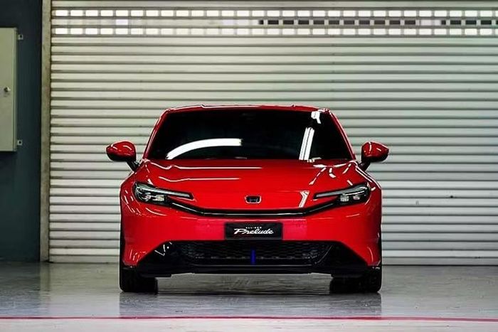 Honda Prelude 2026 sở hữu kiểu dáng coupe 2+2 với kích thước dài 4.522 mm, rộng 1.880 mm, cao 1.355 mm và chiều dài cơ sở 2.605 mm. Dù chia sẻ nhiều đường nét với Civic ở phần đầu xe và khu vực cột A, Prelude vẫn tạo được dấu ấn riêng nhờ phần thân xe thấp, đuôi xe vuốt mềm mại và tỷ lệ thiết kế đặc trưng của dòng coupe thể thao.