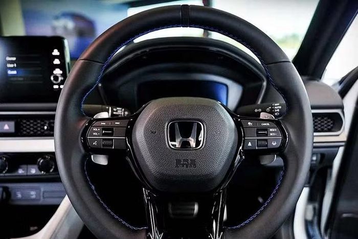 Honda cũng trang bị cho Prelude bộ mâm hợp kim 19 inch đi cùng lốp kích thước 235/40 nhằm tăng độ bám đường và cải thiện cảm giác lái. Ngoài ra, Prelude còn sở hữu hệ thống Agile Handling Assist giúp tăng độ ổn định khi vào cua, đồng thời giảm hiện tượng mất kiểm soát trong các tình huống đánh lái khẩn cấp.