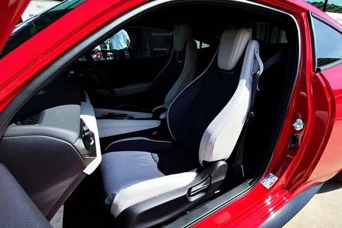 Người lái có thể lựa chọn các chế độ vận hành Comfort, Sport và GT. Ngoài ra còn có chế độ Individual cho phép tùy chỉnh các thiết lập theo sở thích cá nhân. Khoang lái của Prelude có nhiều điểm tương đồng với Civic nhưng được điều chỉnh để tạo bản sắc riêng. Một số chi tiết nhỏ bên trong xe cũng được Honda thiết kế nhằm gợi nhớ đến lịch sử dòng Prelude.