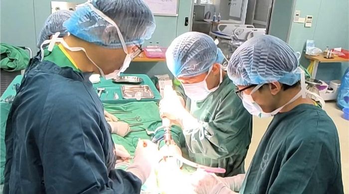 Ê-kíp phẫu thuật cho bệnh nhi - Ảnh BVCC