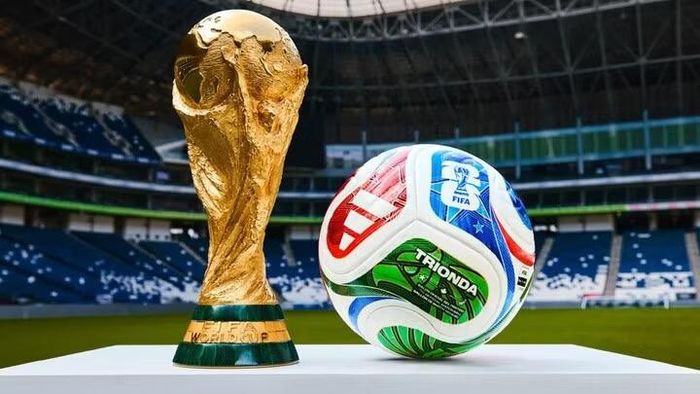 Bên cạnh đó, quả bóng thi đấu chính thức do Adidas sản xuất cũng được nâng cấp thành một thiết bị công nghệ cao với cảm biến chuyển động tích hợp bên trong, liên tục gửi dữ liệu vị trí và quỹ đạo hàng trăm lần mỗi giây nhằm hỗ trợ công tác trọng tài cũng như phân tích chiến thuật chính xác đến từng chi tiết.