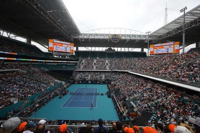 Lòng sân cũng từng được cải tạo thành sân quần vợt phục vụ Miami Open. Chỉ trong một khu phức hợp, khán giả có thể chứng kiến bóng bầu dục, bóng đá, quần vợt và đua xe.