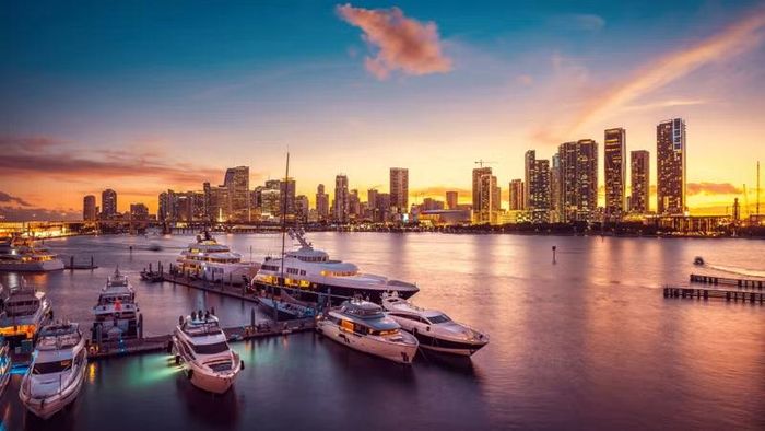Miami thường được nhớ đến bởi nắng vàng, biển xanh và những bến du thuyền sang trọng. Nhưng giữa thành phố sôi động ấy lại tồn tại một sân đấu gắn với câu chuyện khiến nhiều người rùng mình.