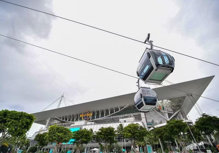 Bên ngoài sân, tuyến cáp treo SkyView đưa du khách lướt qua toàn bộ khu phức hợp từ trên cao.