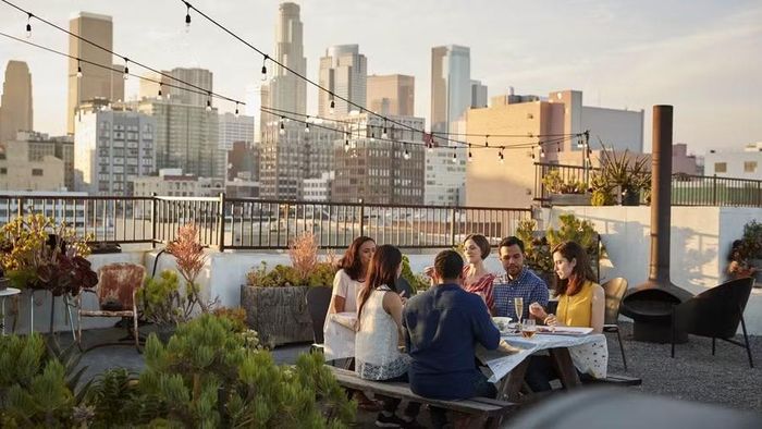 Người dân bang California gặp gỡ bạn bè vào cuối tuần.