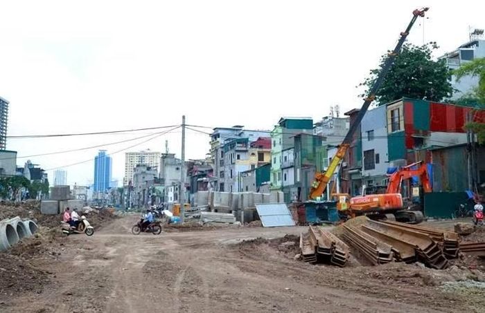 Dải đất nằm giữa đường Vành đai 1 và đường La Thành, được thành phố xác định là 1 trong 4 vị trí dọc Vành đai 1 đủ điều kiện làm bãi xe, trạm sạc khi cấm xe máy xăng.