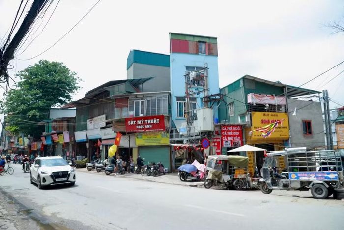 Nằm ở dải nhà số lẻ trên đường La Thành, đây là khu vực dân cư đông đúc, thường xuyên xảy ra ùn tắc giao thông vào giờ cao điểm.