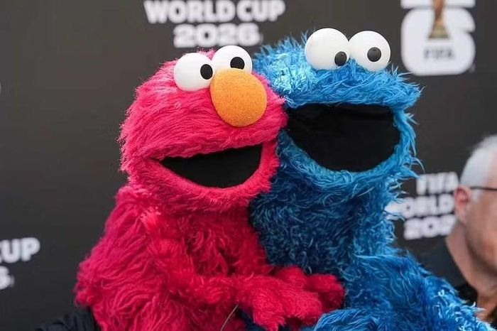 Hai nhân vật Elmo và Cookie Monster của chương trình thiếu nhi Sesame Street xuất hiện trên thảm đỏ, đem đến một nét vui nhộn trước trận mở màn của tuyển Mỹ.