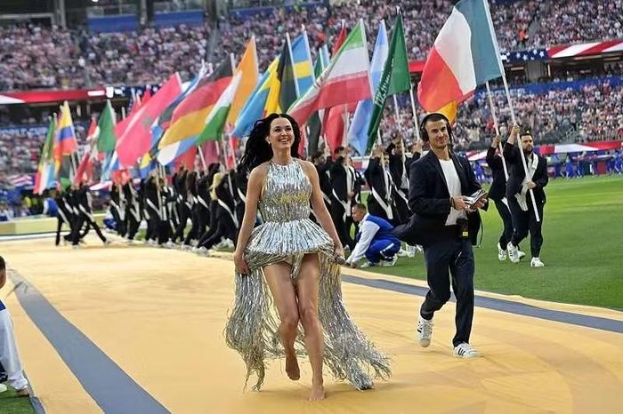 Sau phần trình diễn, Katy Perry nhanh chóng rời sân khấu để nhường chỗ cho các cầu thủ. Cuộc diễu hành quốc kỳ khép lại lễ khai hội mang đậm màu sắc Hollywood.